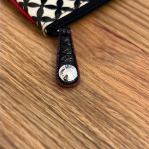 Vera Bradley Handbag and Change Purse Black and Red Patterned Shoulder Bag - Picture 4 of 10